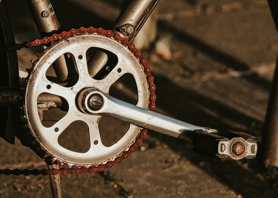 Rusty neglected bicycle chain on an old crankset