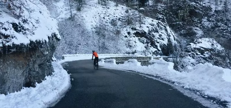How to ride safely in snow and slush How to ride safely in snow and slush