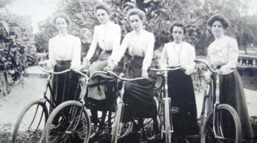 vintage female cyclists